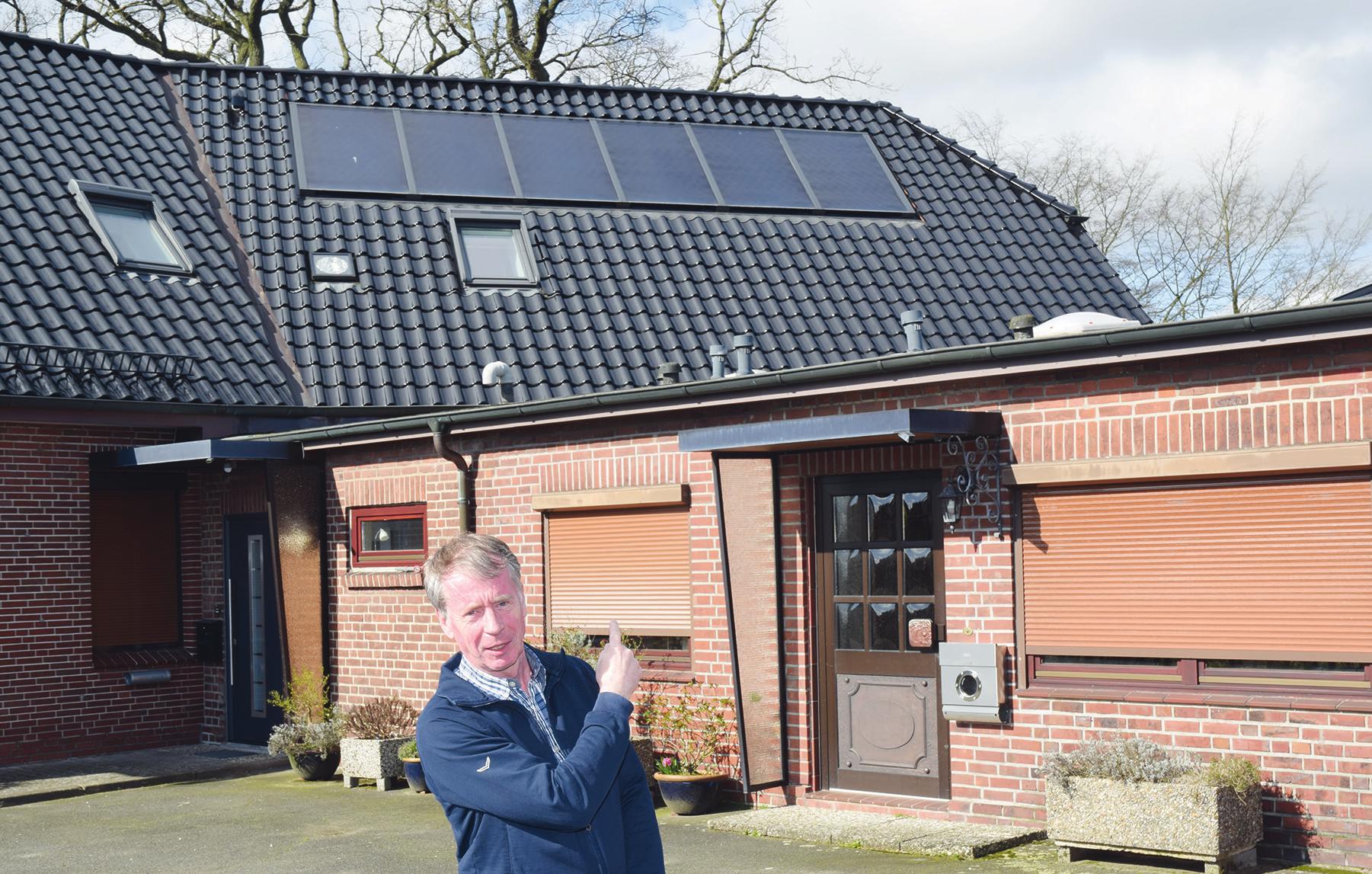 Uwe Brandt, Geschäftsführer der Adolf Brandt GmbH in Halstenbek, unterstützt seine mit Gas betriebene Brennwertheizung mit Solarkollektoren, die auf dem Dach Sonnenwärme für Heizung und Warmwasser sammeln. Für diesen Mix gibt es Zuschüsse vom Staat bei der Heizungsmodernisierung Foto: Kuno Klein