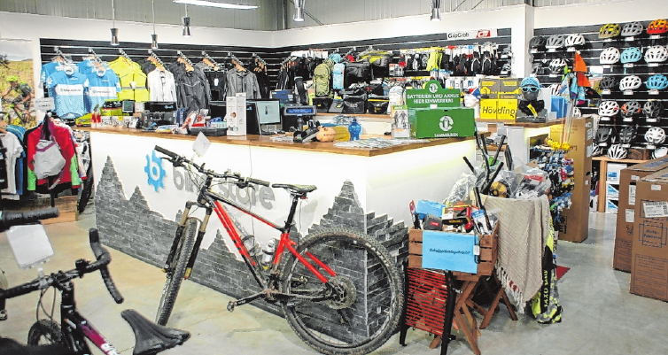Zweiräder in Hülle und Fülle: Für die Anhänger von Fahrrädern bietet der Haßfurter Bike-Store alles, was das Herz begehrt. Von Mountainbikes über Cross- und Gravelbikes bis hin zu den immer beliebter werdenden E-Bikes – das Sortiment braucht kaum einen Vergleich zu scheuen. Und wenn einmal ein kleines Malheur passiert: Die hauseigene Werkstatt hilft gerne. FOTO: HORST MEIER Zweiräder in Hülle und Fülle: Für die Anhänger von Fahrrädern bietet der Haßfurter Bike-Store alles, was das Herz begehrt. Von Mountainbikes über Cross- und Gravelbikes bis hin zu den immer beliebter werdenden E-Bikes – das Sortiment braucht kaum einen Vergleich zu scheuen. Und wenn einmal ein kleines Malheur passiert: Die hauseigene Werkstatt hilft gerne. FOTO: HORST MEIER