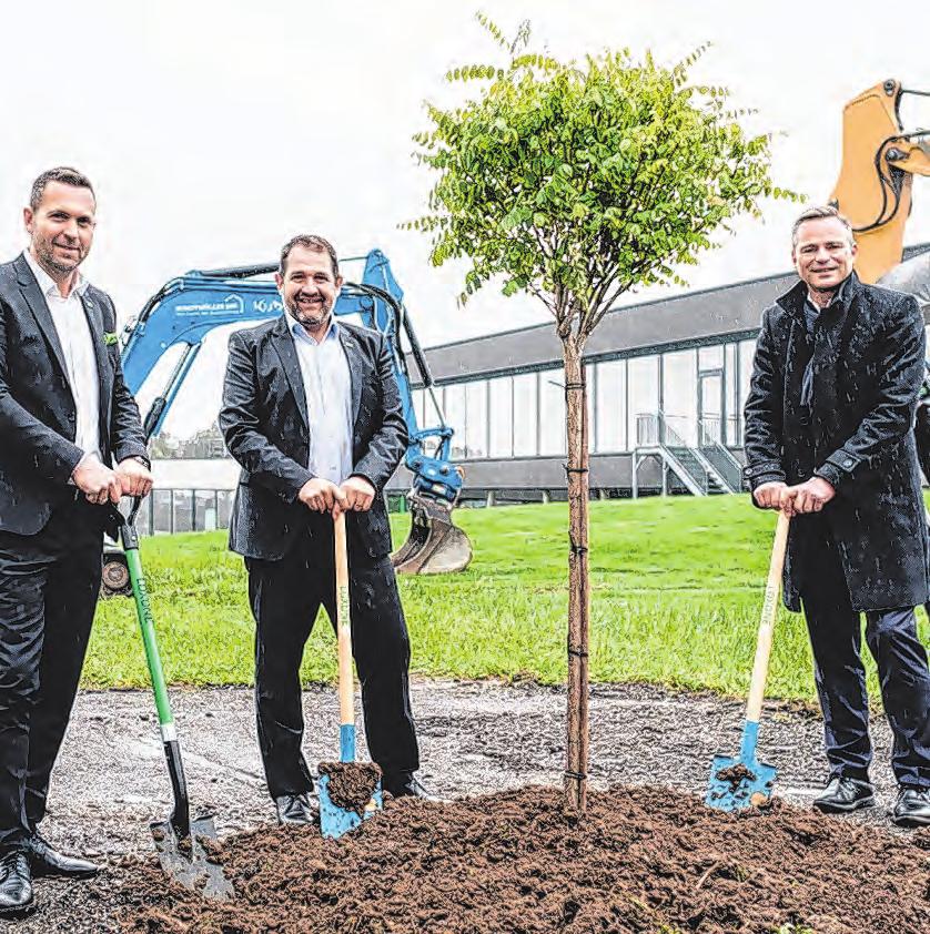 Auch Loxone investiert, von links: Martin Öller, Thomas Moser, GF Rüdiger Keinberger Foto: Loxone/Stoebic Auch Loxone investiert, von links: Martin Öller, Thomas Moser, GF Rüdiger Keinberger Foto: Loxone/Stoebic