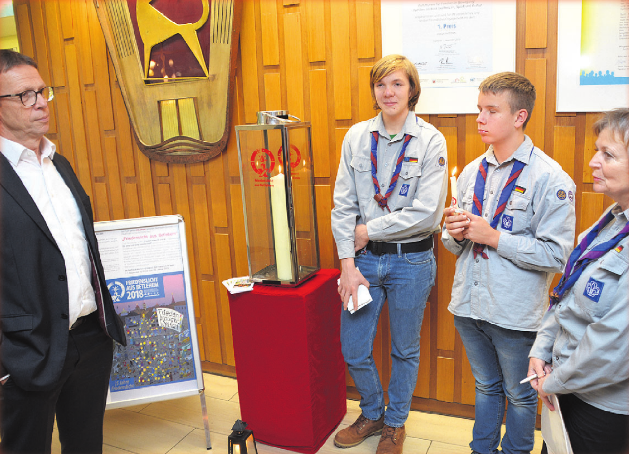 Oberbürgermeister Klaus Mohrs nahm das Friedenslicht von Erik Bennat (16), Jonathan van de Kraan (15) und Therese Zimkowsky (von links) entgegen. Oberbürgermeister Klaus Mohrs nahm das Friedenslicht von Erik Bennat (16), Jonathan van de Kraan (15) und Therese Zimkowsky (von links) entgegen.