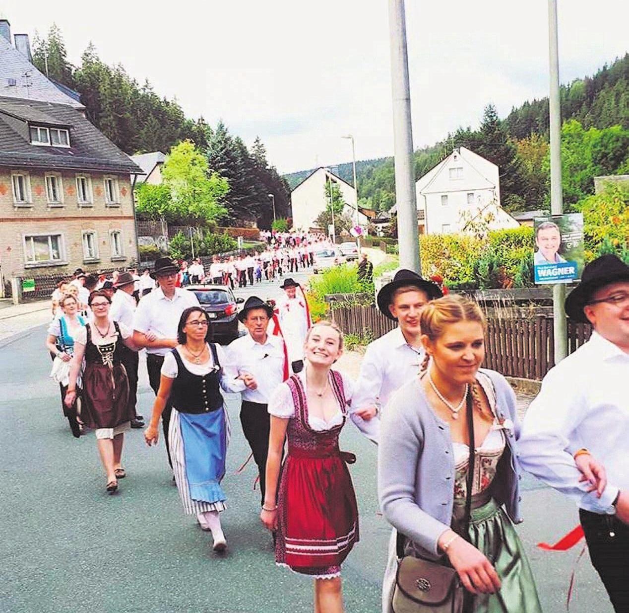 Die Umzüge durch das Langenbachtal sind bei den Burschen und Maadla beliebt. Die Umzüge durch das Langenbachtal sind bei den Burschen und Maadla beliebt.