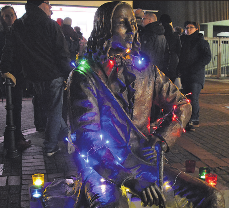2019 bekam die Hoffmannstadt einen neuen „alten“ Bewohner – Hoffmann von Fallersleben wurde mit einer Statue am Piepenpahl verewigt. Archivfoto: ph 2019 bekam die Hoffmannstadt einen neuen „alten“ Bewohner – Hoffmann von Fallersleben wurde mit einer Statue am Piepenpahl verewigt. Archivfoto: ph
