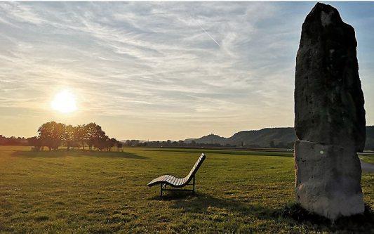Abendsonne genießen am Weilheimer Menhir. Bild: Metz