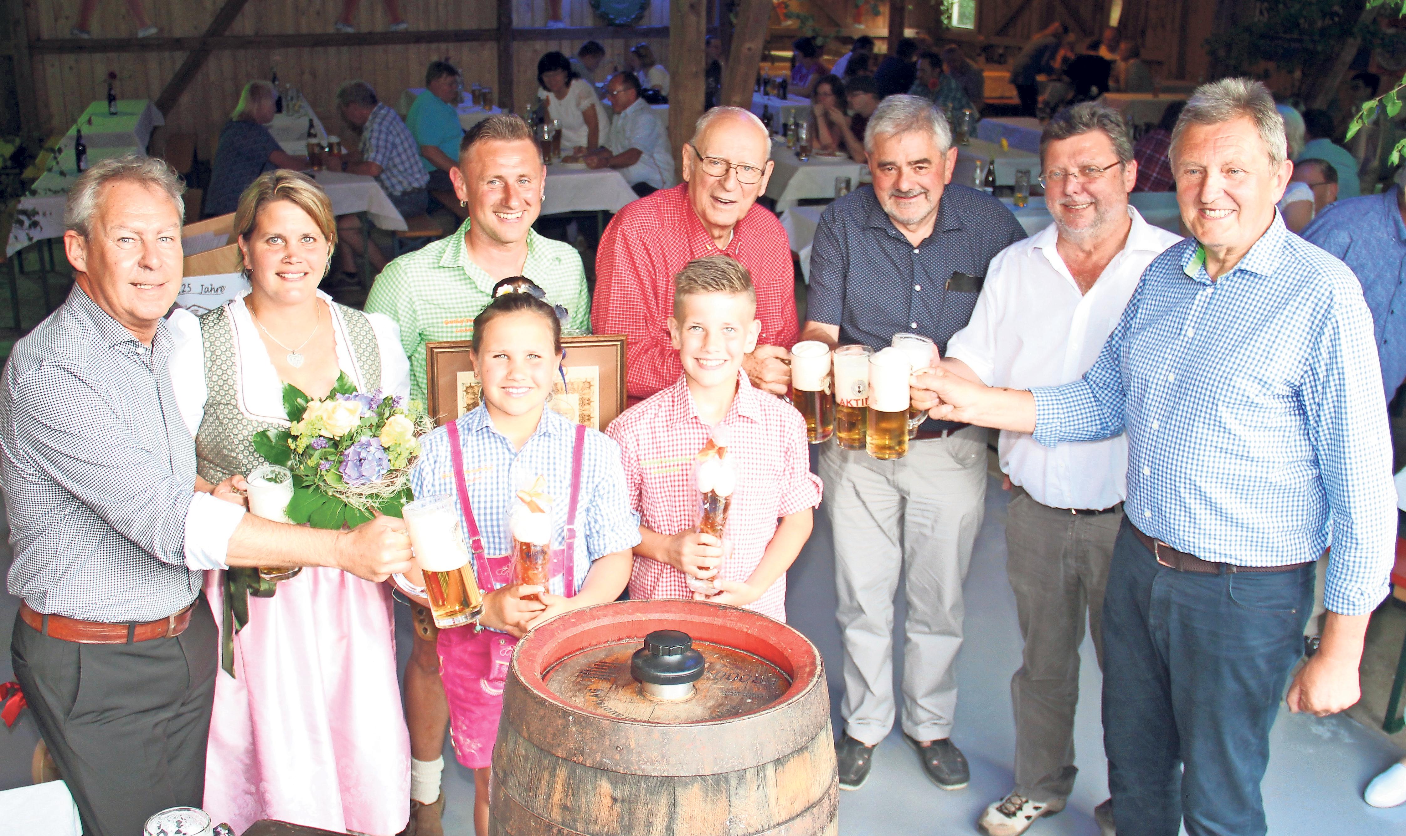 Seit 125 Jahren bezieht der Pensenhof sein Bier von der Brauerei Maisel. Das wurde im Juni mit zahlreichen Ehrengästen, darunter der Seniorchef der Brauerei Oskar Maisel (hinten MItte) sowie Landrat Hermann Hübner, Weidenbergs Bürgermeister Hans Wittauer und zweiter Bürgermeister Günter Dörfler (von rechts) gefeiert. Seit 125 Jahren bezieht der Pensenhof sein Bier von der Brauerei Maisel. Das wurde im Juni mit zahlreichen Ehrengästen, darunter der Seniorchef der Brauerei Oskar Maisel (hinten MItte) sowie Landrat Hermann Hübner, Weidenbergs Bürgermeister Hans Wittauer und zweiter Bürgermeister Günter Dörfler (von rechts) gefeiert.