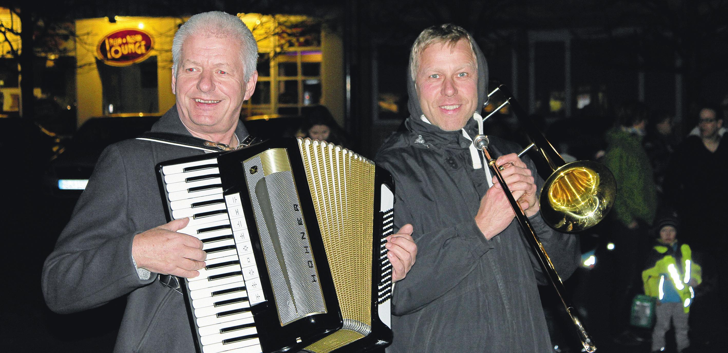 Musik in Dammes Straßen: Das „Duo flexibile“ sorgt für Unterhaltung. Foto: privat