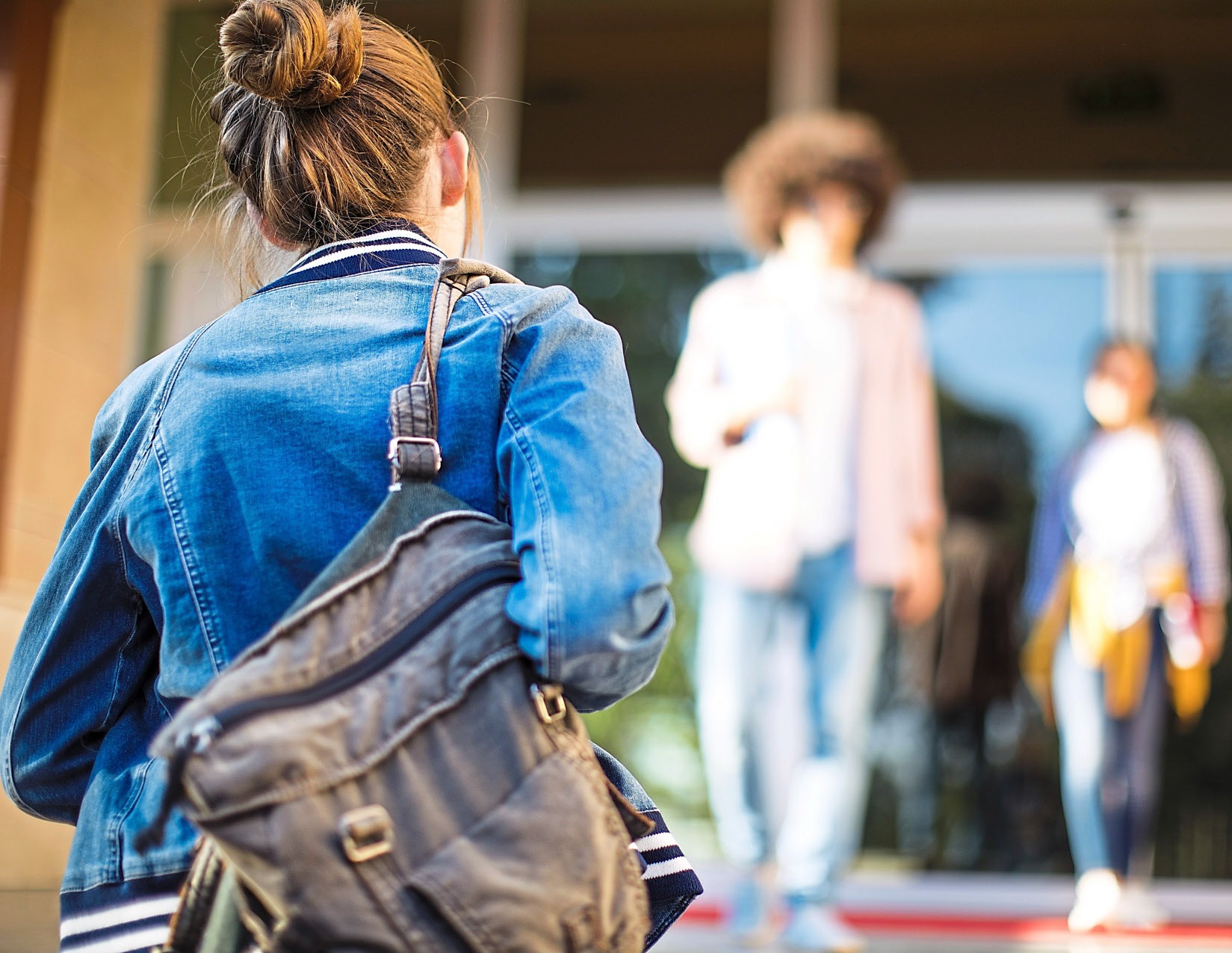 Der Start in den neuen Lebensabschnitt Ausbildung sollte gut vorbereitet sein. Werden die Azubis schon am ersten Tag sich selbst überlassen, verlieren sie die Motivation. Deshalb ist es wichtig, sich für sie Zeit und sie herzlich in Empfang zu nehmen. Foto: Getty Images Der Start in den neuen Lebensabschnitt Ausbildung sollte gut vorbereitet sein. Werden die Azubis schon am ersten Tag sich selbst überlassen, verlieren sie die Motivation. Deshalb ist es wichtig, sich für sie Zeit und sie herzlich in Empfang zu nehmen. Foto: Getty Images