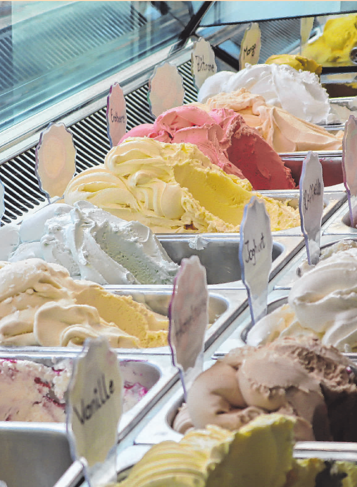 Eine reiche Auswahl an Eissorten im „Eiscafé Petrini“. Eine reiche Auswahl an Eissorten im „Eiscafé Petrini“.