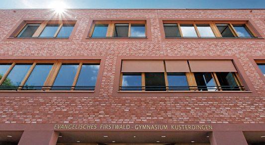 ... sowie das 2015 eingweihte Firstwald-Gymnasium in Kusterdingen. Bilder:Gemeinde Kusterdingen (2) / UliMetz (1) ... sowie das 2015 eingweihte Firstwald-Gymnasium in Kusterdingen. Bilder:Gemeinde Kusterdingen (2) / UliMetz (1)