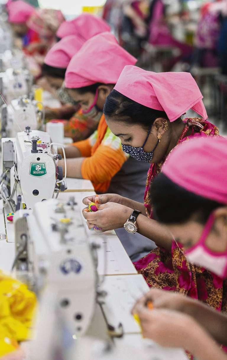Auf Hochtouren. Der Trend zur „Fast Fashion“ steht laut Umweltministerium hinter dem Problem wachsender Retourenquoten. Im Bild: Textilarbeiterinnen in Dhaka.