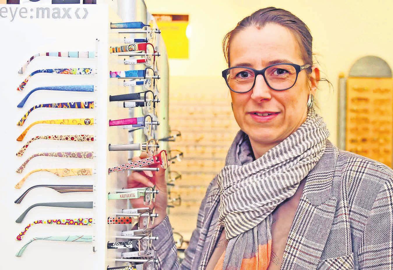 Inhaberin Bettina Schrake bietet im Kodak Lens Store eine große Auswahl an führenden Marken an und berät ihre Kunden gern umfassend. Inhaberin Bettina Schrake bietet im Kodak Lens Store eine große Auswahl an führenden Marken an und berät ihre Kunden gern umfassend.