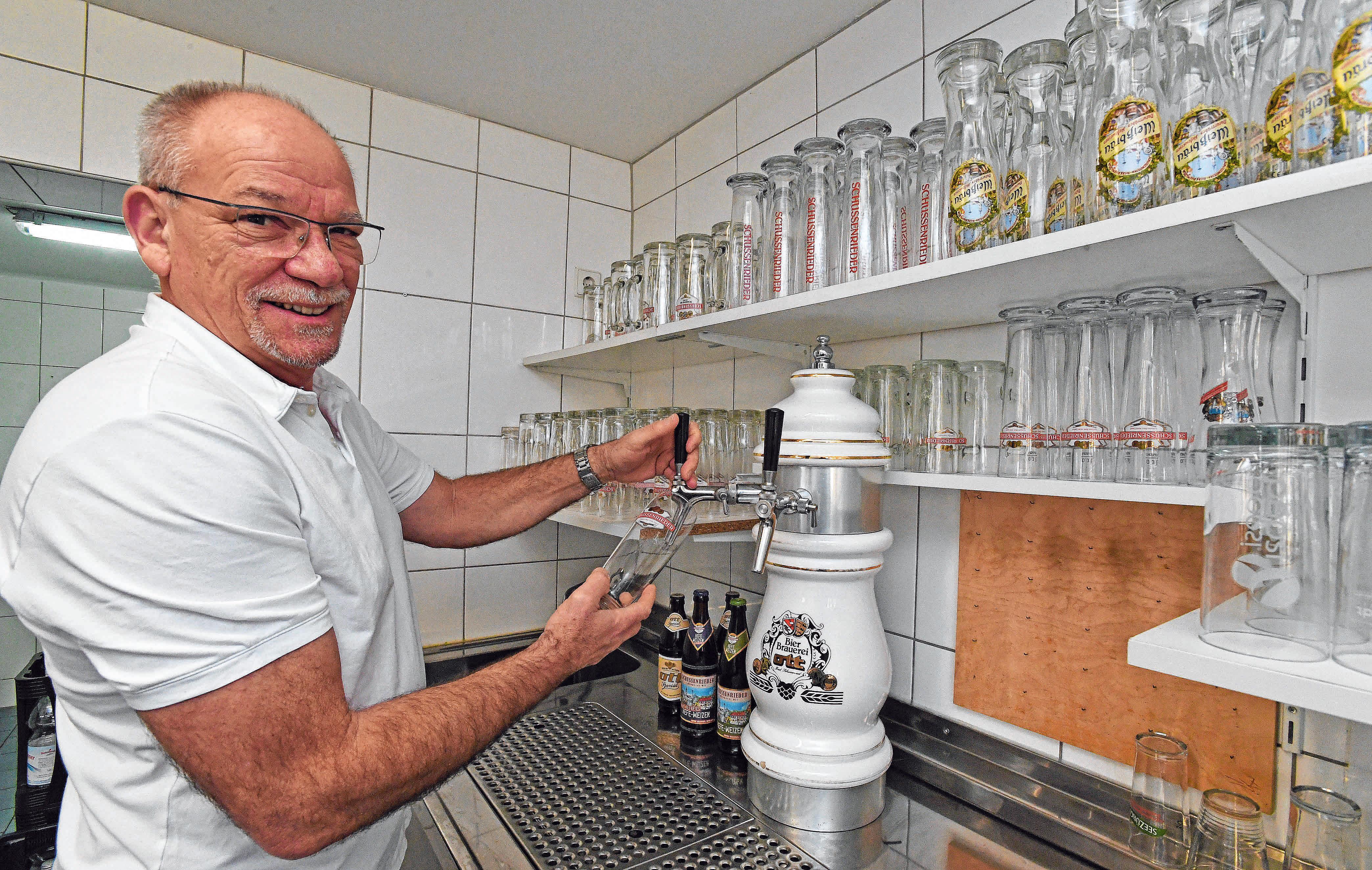 Der Chef selber zapft Bier. Der Chef selber zapft Bier.