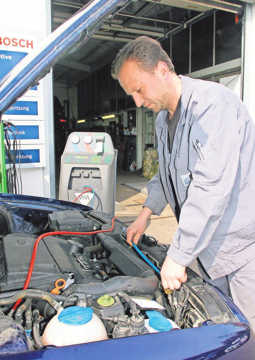 Rahlves-Mitarbeiter Johannes Weger überprüft ein Kundenauto. Foto: Rahlves Rahlves-Mitarbeiter Johannes Weger überprüft ein Kundenauto. Foto: Rahlves