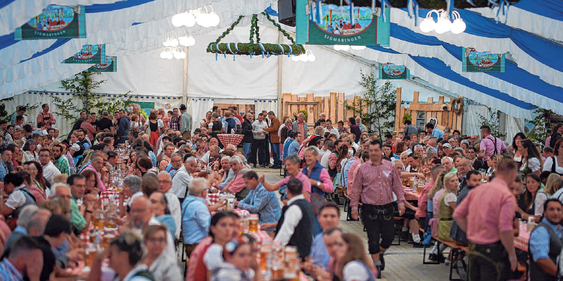 Im Festzelt herrscht ausgelassene und tolle Stimmung. Im Festzelt herrscht ausgelassene und tolle Stimmung.