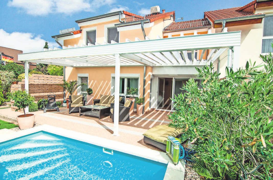 Passt optimal in einen schönen Außenbereich: Innovative Terrassendächer schützen die Bewohner nicht nur vor der Witterung, sondern sehen dabei auch noch sehr gut aus. Foto: FC Passt optimal in einen schönen Außenbereich: Innovative Terrassendächer schützen die Bewohner nicht nur vor der Witterung, sondern sehen dabei auch noch sehr gut aus. Foto: FC