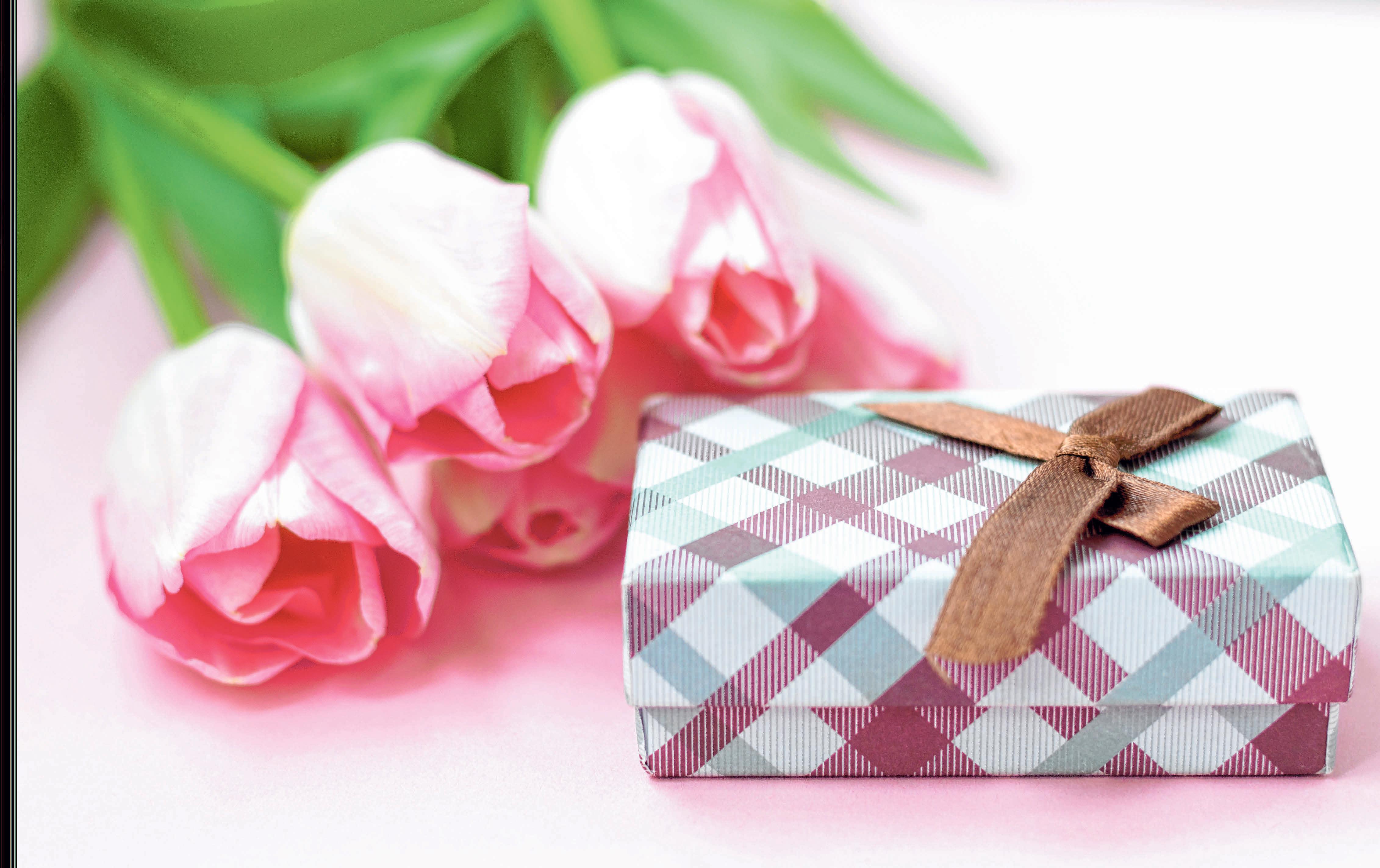 Dank der Lieferdienste der Händler vor Ort müssen wir zu Ostern weder auf Geschenke noch auf frische Blumen verzichten Dank der Lieferdienste der Händler vor Ort müssen wir zu Ostern weder auf Geschenke noch auf frische Blumen verzichten