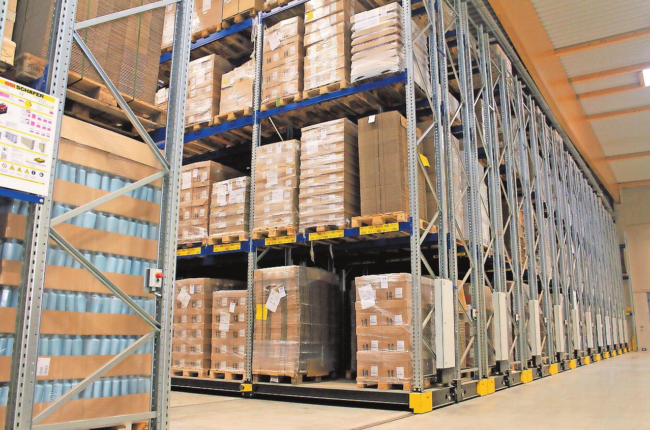 Bewegen sich auf Knopfdruck: Die Verschieberegale in einer der neu gebauten Hallen laufen auf Schienen und machen so Gänge zu den Lagerwaren frei. FOTO: MONIKA KLEIN Bewegen sich auf Knopfdruck: Die Verschieberegale in einer der neu gebauten Hallen laufen auf Schienen und machen so Gänge zu den Lagerwaren frei. FOTO: MONIKA KLEIN