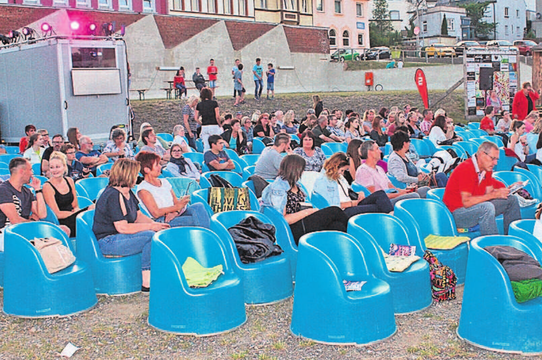 Der Kinosommer in Helmbrechts erwies sich im Jahr 2018 als Besuchermagnet. Schon lange vor Beginn der gezeigten Filme saß das Publikum auf den Kinosesseln oder hatte sich Sitze reserviert. Foto: wb Der Kinosommer in Helmbrechts erwies sich im Jahr 2018 als Besuchermagnet. Schon lange vor Beginn der gezeigten Filme saß das Publikum auf den Kinosesseln oder hatte sich Sitze reserviert. Foto: wb