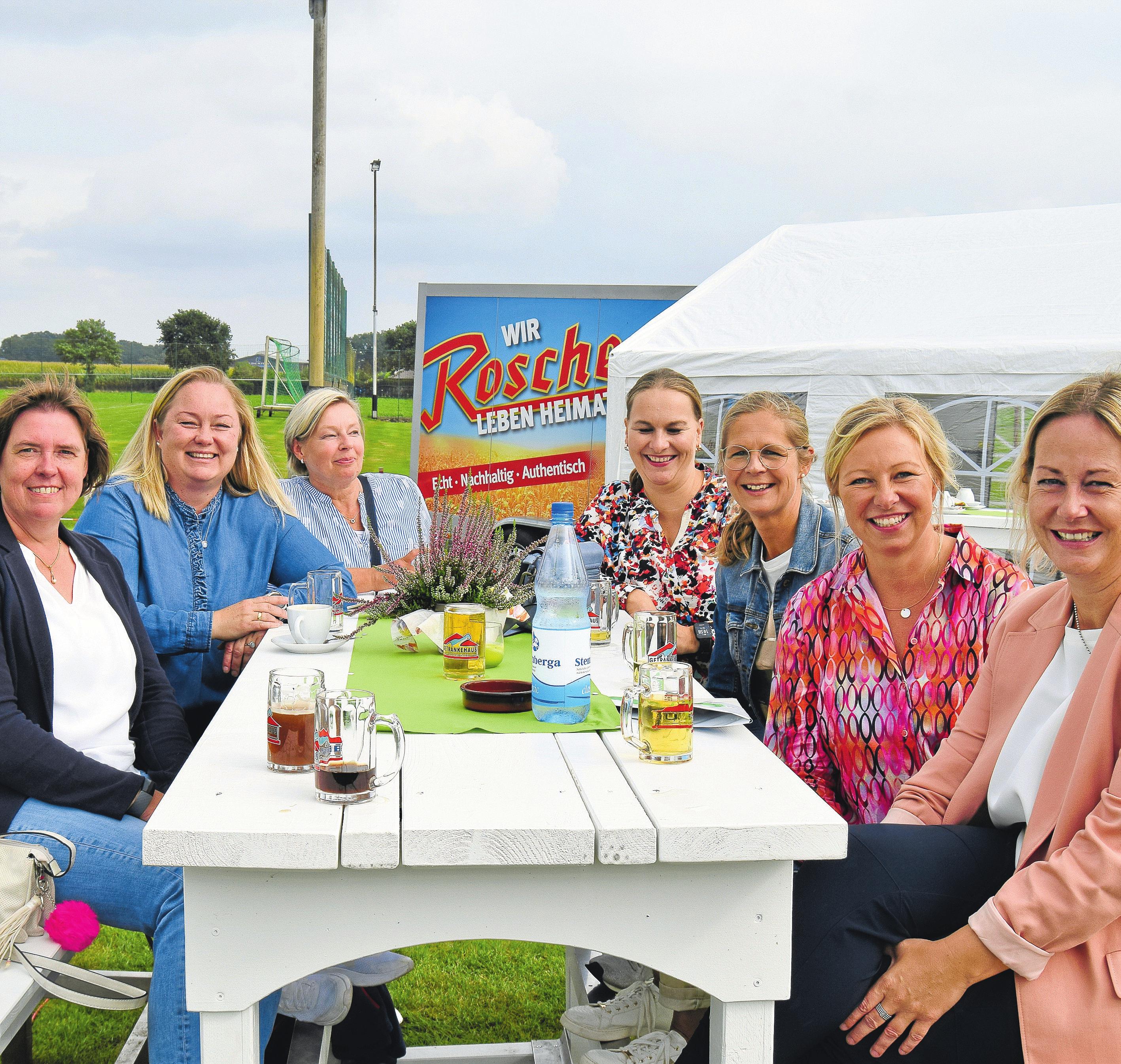 Auf dem Regimentsfest im vergangenen Jahr hatte man sichtlich Spaß. Da kein Schützenfest gefeiert werden durfte, half man sich beim Schützenverein Osterfeine mit einer Alternative. Mit dabei waren (von links) Anja Kreinest, Marina Lamping, Annette Sahlfeld, Daniela Lange, Carolin Böckmann, Andrea Kramer und Edith Robke.