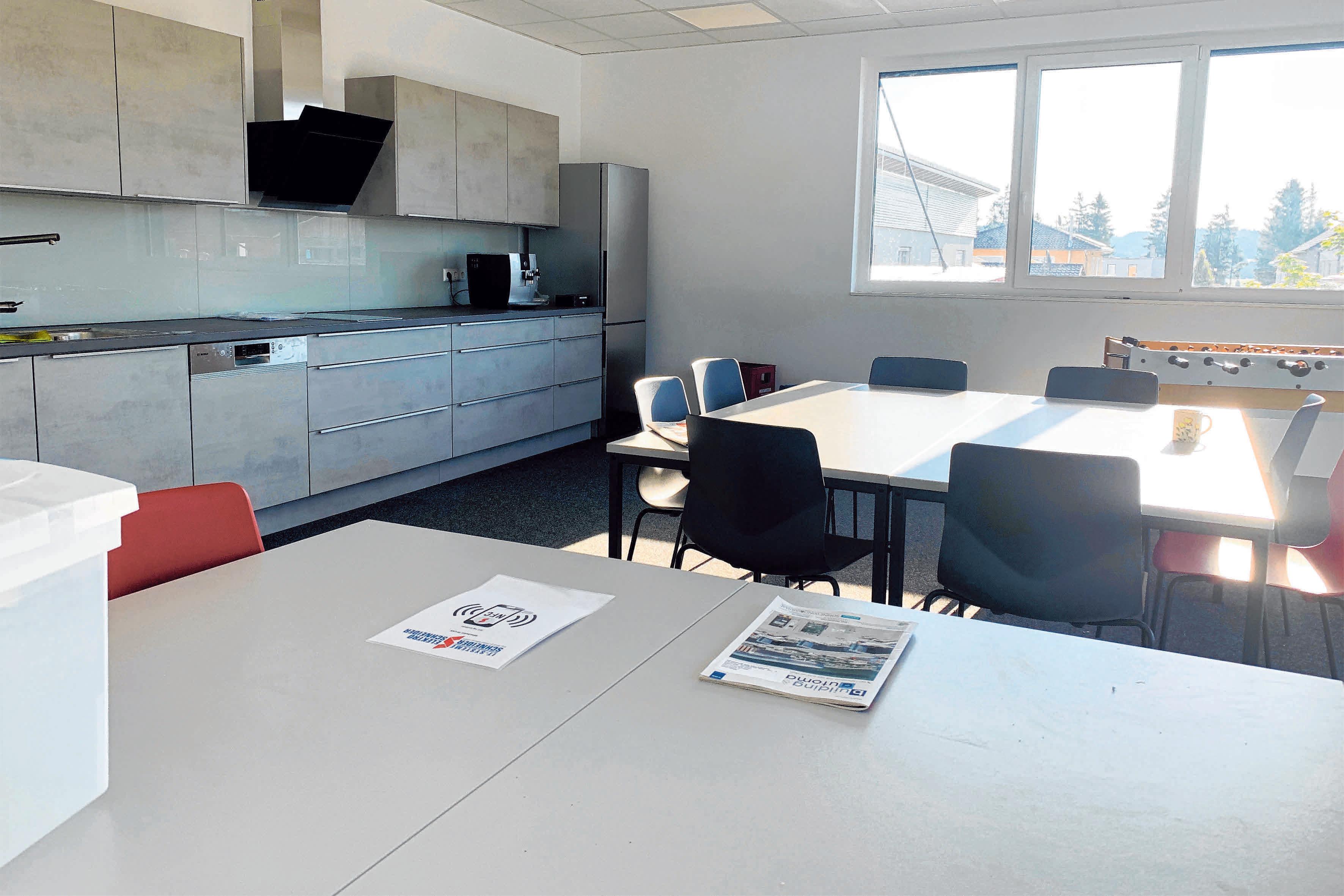 Endlich Platz haben die Mitarbeiter in den großzügig gestalteten Sozialräumen um etwa nach Feierabend noch einmal zusammen zu kommen oder die Mittagspause zu genießen. Endlich Platz haben die Mitarbeiter in den großzügig gestalteten Sozialräumen um etwa nach Feierabend noch einmal zusammen zu kommen oder die Mittagspause zu genießen.