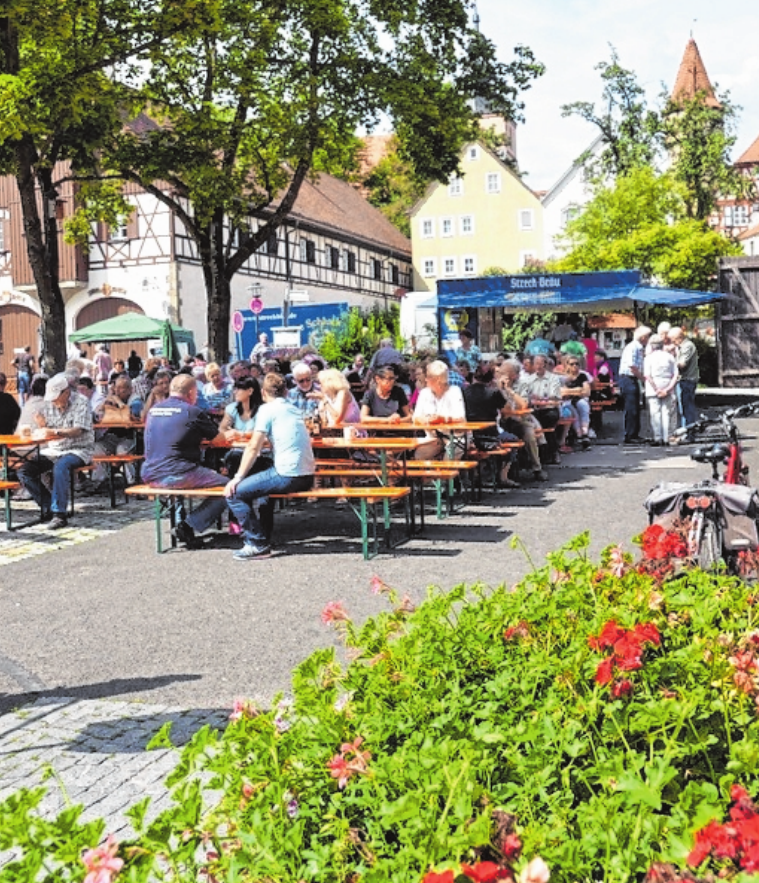 Am ersten Samstag im August findet in Ostheim der Schnaidmart statt. Auf dem Programm stehen Musik, Unterhaltung und „Uhestemer“ Spezialitäten. Am ersten Samstag im August findet in Ostheim der Schnaidmart statt. Auf dem Programm stehen Musik, Unterhaltung und „Uhestemer“ Spezialitäten.