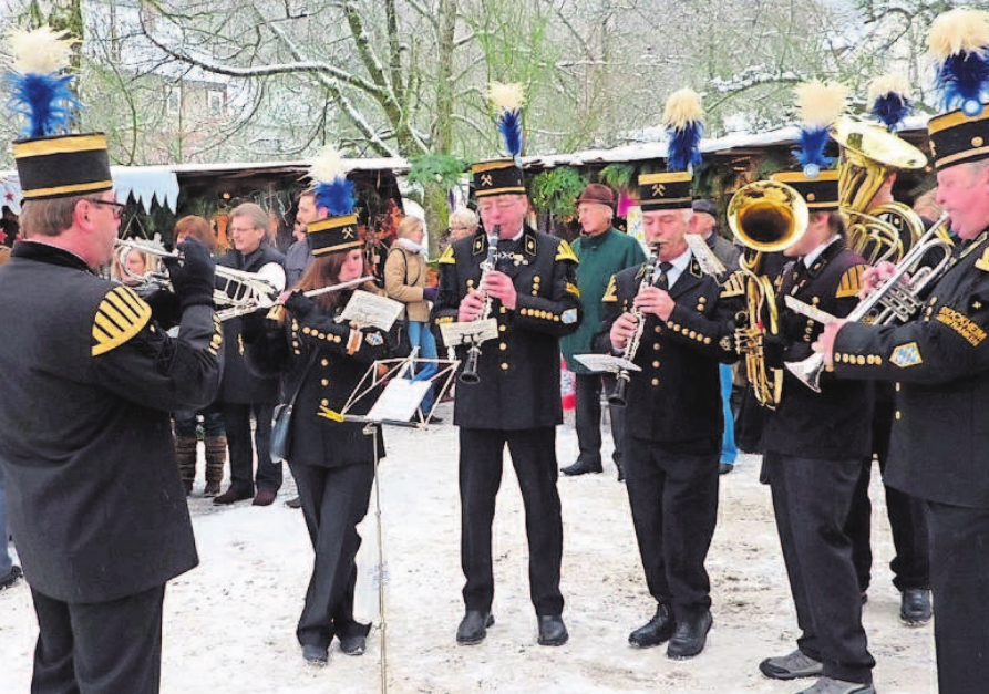Die Aktiven der Bergmannskapelle bereichern musikalisch die bergmännische Weihnacht in Stockheim. Fotos: Gerd Fleischmann Die Aktiven der Bergmannskapelle bereichern musikalisch die bergmännische Weihnacht in Stockheim. Fotos: Gerd Fleischmann