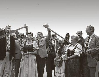 Seit weit über neun Jahrhunderten werden an den sonnigen Hängen der Wurmlinger Weinberge Reben angebaut. 1996 wurde der Weinlehrpfad feierlich eröffnet. Bild: Stadtarchiv Rottenburg Seit weit über neun Jahrhunderten werden an den sonnigen Hängen der Wurmlinger Weinberge Reben angebaut. 1996 wurde der Weinlehrpfad feierlich eröffnet. Bild: Stadtarchiv Rottenburg