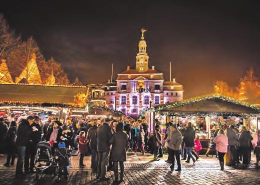 Zur Weihnachtszeit verwandelt sich Lüneburg in eine Weihnachtsstadt mit festlichen Illuminationen: Im Mittelpunkt steht der Weihnachtsmarkt vor dem Rathaus. Foto: Lüneburg Marketing