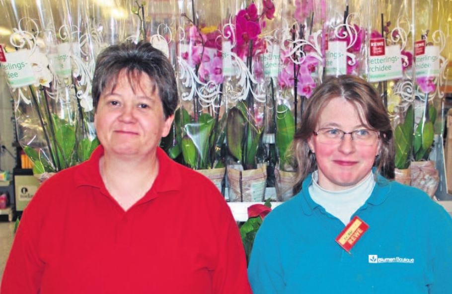 Freuen sich auf den Besuch vieler Kunden zum Blumenverkauf am 10. Mai und 11. Mai ab 9 Uhr. Marktleiterin Corinna Drechsel (links) und Floristin Pamela Bär (rechts). Foto: wb Freuen sich auf den Besuch vieler Kunden zum Blumenverkauf am 10. Mai und 11. Mai ab 9 Uhr. Marktleiterin Corinna Drechsel (links) und Floristin Pamela Bär (rechts). Foto: wb