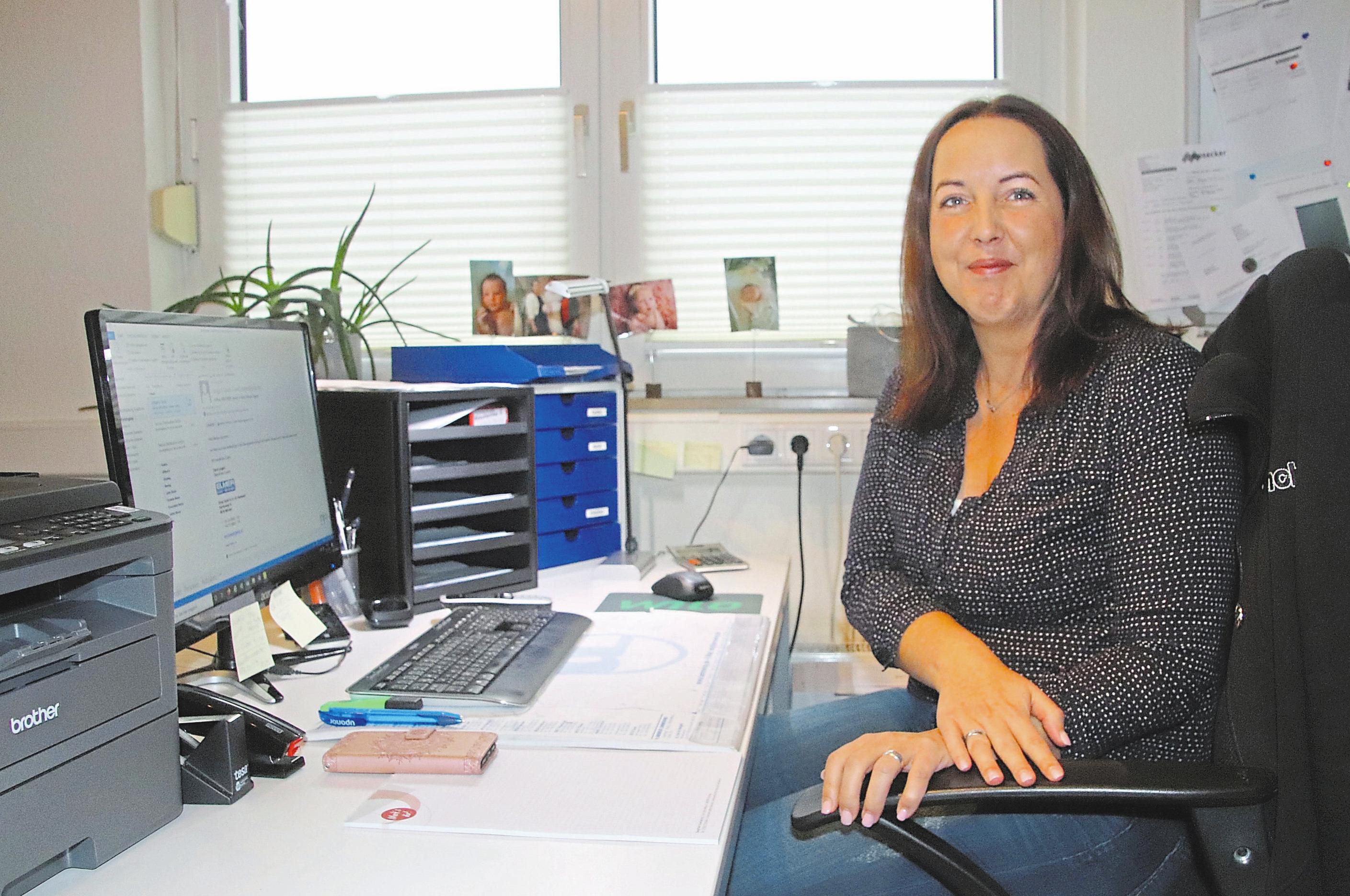 Tatjana Köstering ist im Büro Ansprechpartnerin der Kunden. Fotos (3): Guido Kratzke Tatjana Köstering ist im Büro Ansprechpartnerin der Kunden. Fotos (3): Guido Kratzke
