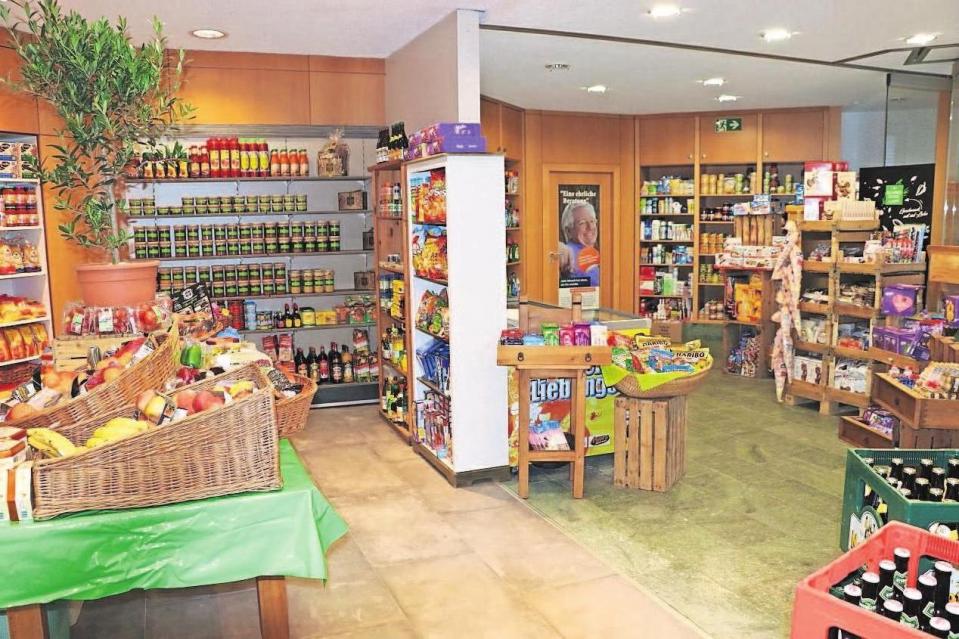 Das Angebot ist enorm: Es gibt frisches Obst, schmackhaftes Gemüse, Getränke und Spirituosen, Konserven und ebenfalls gekühlte und tiefgekühlte Lebensmittel, wie Käse, Milch, Butter und Joghurt. Das Angebot ist enorm: Es gibt frisches Obst, schmackhaftes Gemüse, Getränke und Spirituosen, Konserven und ebenfalls gekühlte und tiefgekühlte Lebensmittel, wie Käse, Milch, Butter und Joghurt.