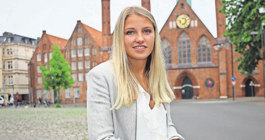 An ihrer Ausbildung gefällt Evelyn Weimer vor allem, dass sie eigene Ideen einbringen kann – zum Beispiel in der Azubigeschäftsstelle S-corner. An ihrer Ausbildung gefällt Evelyn Weimer vor allem, dass sie eigene Ideen einbringen kann – zum Beispiel in der Azubigeschäftsstelle S-corner.