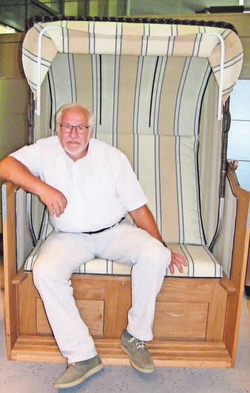 Obermeister Jürgen Wulf sitzt in einem Strandkorb – einem der diesjährigen Gesellenstücke. Foto: bg Obermeister Jürgen Wulf sitzt in einem Strandkorb – einem der diesjährigen Gesellenstücke. Foto: bg