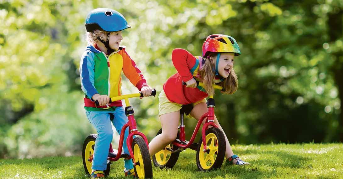 Kinder spielen viel im Freien. Abends ist dann ist ein Zecken-Check ganz wichtig. Fotos (2): stock.adobe.com Kinder spielen viel im Freien. Abends ist dann ist ein Zecken-Check ganz wichtig. Fotos (2): stock.adobe.com