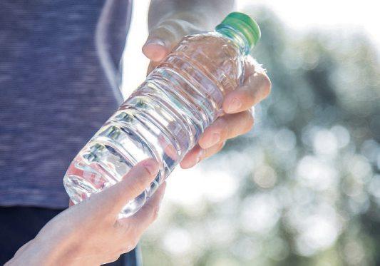 Gerade bei Hitze wichtig: Trinken, und zwar ausreichende Mengen und gleichmäßig über den Tag verteilt. Bild: Christin Klose/dpa-tmn Gerade bei Hitze wichtig: Trinken, und zwar ausreichende Mengen und gleichmäßig über den Tag verteilt. Bild: Christin Klose/dpa-tmn