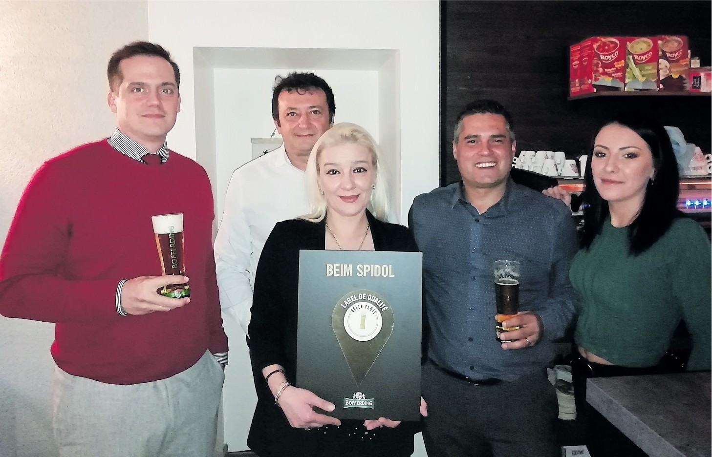 Pour le Café Beim Spidol à Niederkorn, le secret d’une bière bien servie réside dans le fait «d’aimer ce que l’on fait». Ici on est certain que le label rend heureux car le client est content d’avoir une bonne bière bien servie. «Ce label est un gage de qualité.» Pour le Café Beim Spidol à Niederkorn, le secret d’une bière bien servie réside dans le fait «d’aimer ce que l’on fait». Ici on est certain que le label rend heureux car le client est content d’avoir une bonne bière bien servie. «Ce label est un gage de qualité.»