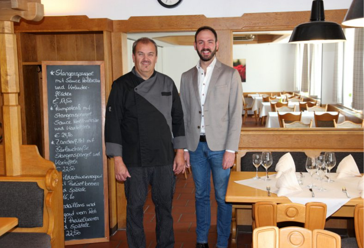 Peter Horvath (links) betreibt nun die „Braustuben zum Löwen“ in Baisingen, die von der BierManufaktur — im Bild Paul Teufel jun. – geführt wird. Bilder: Alexandra Feinler