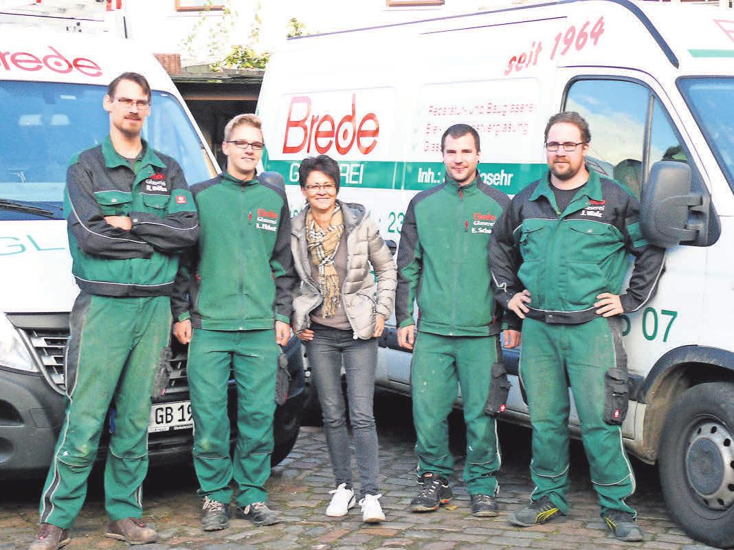 Experten in Sachen Verglasung: Das Team von Glaserei Brede um die Inhaber Katrin Rosehr (Mitte) und Hendrik Böbs (li.). Foto: Carola Pieper Experten in Sachen Verglasung: Das Team von Glaserei Brede um die Inhaber Katrin Rosehr (Mitte) und Hendrik Böbs (li.). Foto: Carola Pieper
