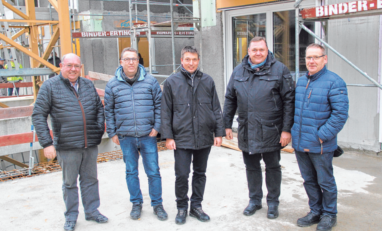 Freuen sich über den sehr guten Baufortschritt beim Projekt „Ertinger Mitte“ in der Trockenhausstraße: v.l. die Geschäftsführer des Fensterle Bauunternehmens Erwin Fensterle, Peter Geng und Frank Schulz, Rainer Hannes von der Volksbank-Raiffeisenbank Riedlingen sowie Ertingens stellvertretender Bürgermeister Max Miller. Freuen sich über den sehr guten Baufortschritt beim Projekt „Ertinger Mitte“ in der Trockenhausstraße: v.l. die Geschäftsführer des Fensterle Bauunternehmens Erwin Fensterle, Peter Geng und Frank Schulz, Rainer Hannes von der Volksbank-Raiffeisenbank Riedlingen sowie Ertingens stellvertretender Bürgermeister Max Miller.