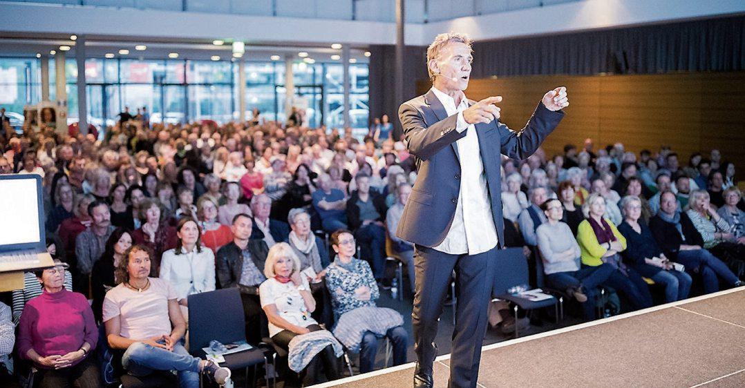 Bis auf den allerletzten Platz besetzt: Das Sparkassen Carré im April 2019, als Dr. Kurt Mosetter seinen Vortrag „Selbstheilungskräfte aktivieren“ hielt. Eine lange Schlange gab es vordem Eingang. Bilder: Melanie Schneider