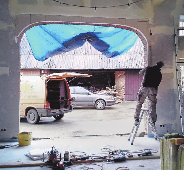 Der Tischlermeister während der Arbeit am Dorfladen in Bolzum. Der Tischlermeister während der Arbeit am Dorfladen in Bolzum.