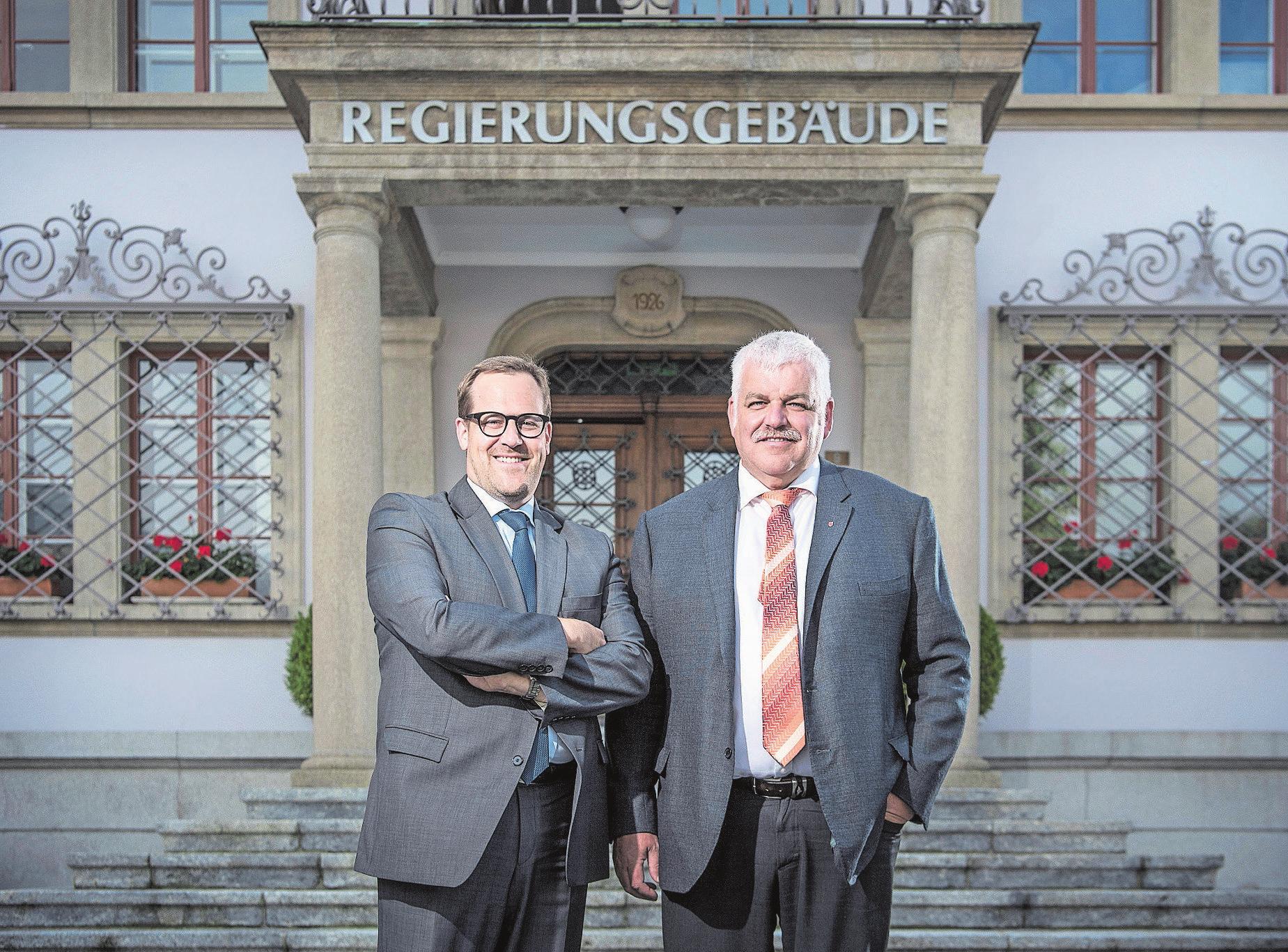 Wollen in den Ständerat: Die beiden Schwyzer Regierungsräte Kaspar Michel (FDP, links) und Othmar Reichmuth (CVP) vor dem Regierungsgebäude. Bild: Pius Amrein (Schwyz, 3. September 2019)