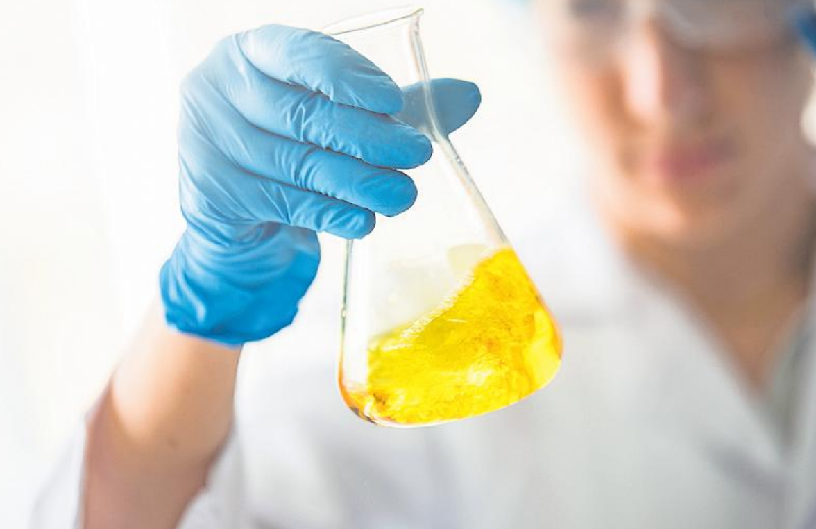 Alles unter Kontrolle: Chemikanten müssen sich genau an die richtige Rezeptur halten, damit nichts passiert. FOTO: POM669/STOCKADOBE.COM Alles unter Kontrolle: Chemikanten müssen sich genau an die richtige Rezeptur halten, damit nichts passiert. FOTO: POM669/STOCKADOBE.COM