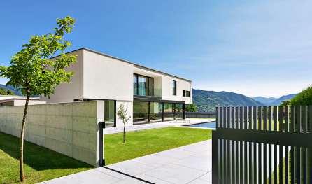 Hochwertige Zäune und Tore unterstreichen die architektonische Wirkung des Eigenheims.