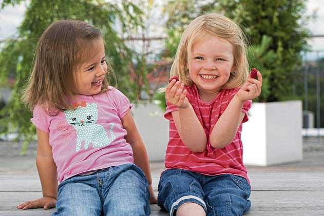 Kinder mögen kleine Snacks – Obst eignet sich dafür gut. FOTO: DJD/HIPP Kinder mögen kleine Snacks – Obst eignet sich dafür gut. FOTO: DJD/HIPP