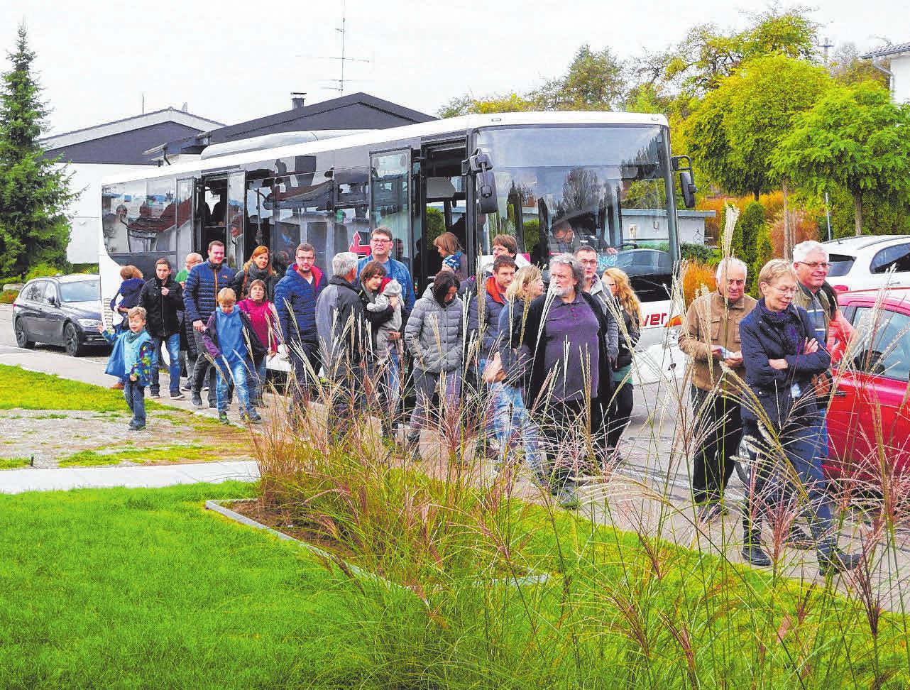 Im Bus wird Peter Kaufmann den Teilnehmern viele Informationen liefern. Im Bus wird Peter Kaufmann den Teilnehmern viele Informationen liefern.