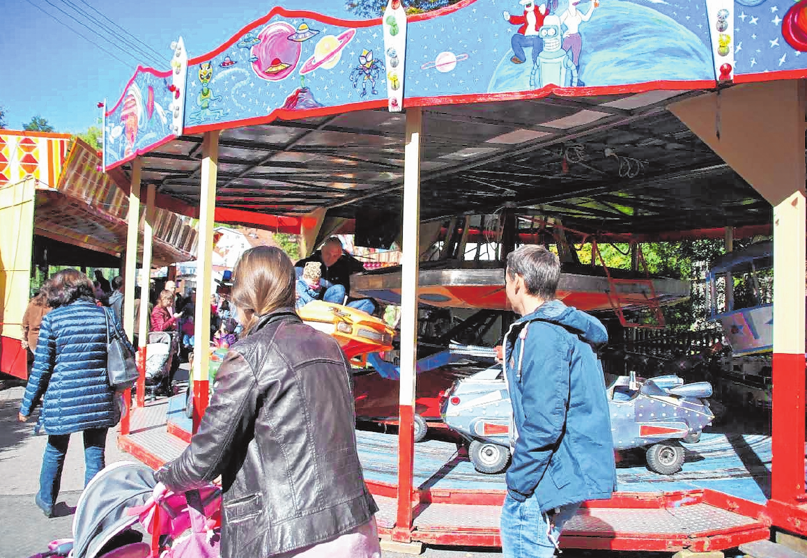 Am Freitag nimmt der Vergnügungspark seinen Betrieb auf und im Festzelt bewirten die örtlichen Vereine ihre Gäste. FOTO: STEFANIE BRANTNER Am Freitag nimmt der Vergnügungspark seinen Betrieb auf und im Festzelt bewirten die örtlichen Vereine ihre Gäste. FOTO: STEFANIE BRANTNER