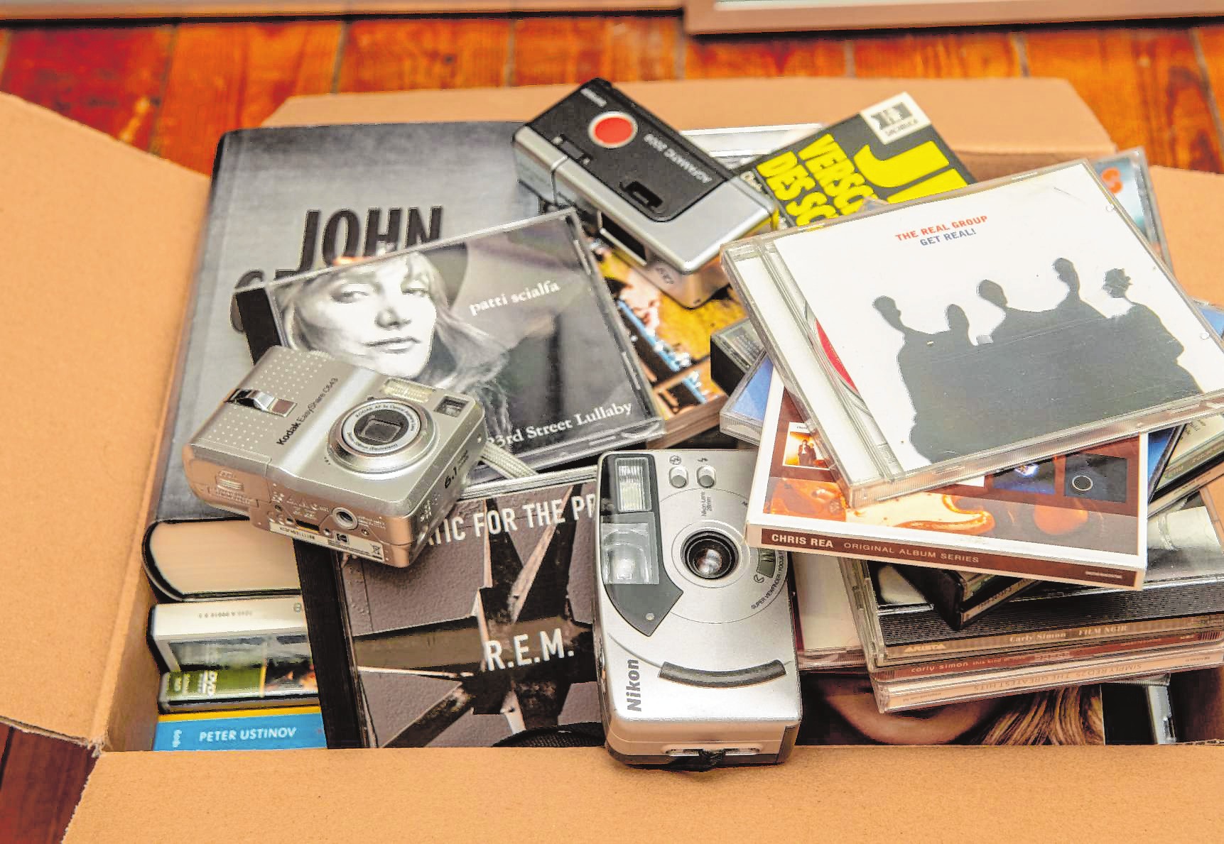 Alte CDs, Kompaktkameras oder Zeitschriften – alles muss raus im Hause Neu. | Bild: Thomas Neu Alte CDs, Kompaktkameras oder Zeitschriften – alles muss raus im Hause Neu. | Bild: Thomas Neu