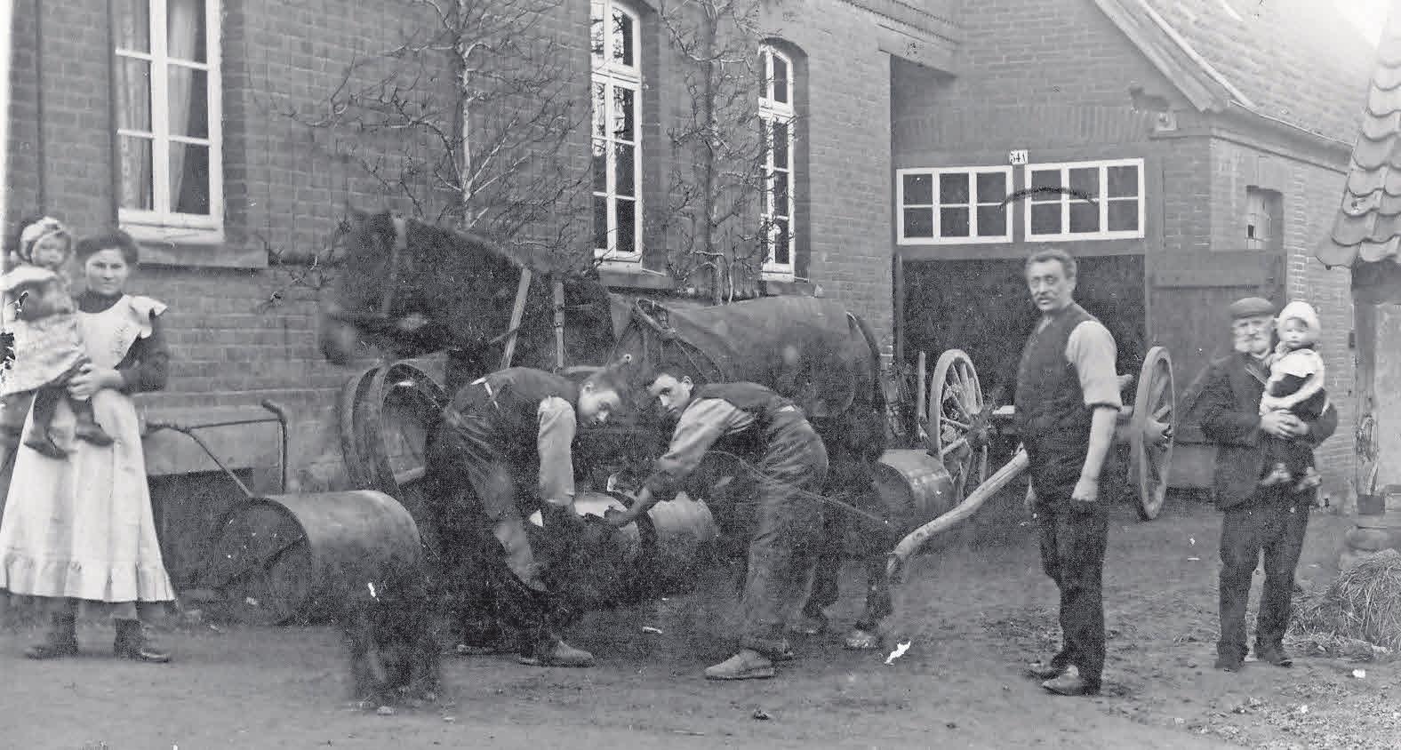 Schon Anfang des vergangenen Jahrhunderts gab es eine Schmiede an der Stelle, an der jetzt die Goldschmiede Wegner ihren Sitz hat. Das Archivfoto stammt aus der Zeit um 1920. Schon Anfang des vergangenen Jahrhunderts gab es eine Schmiede an der Stelle, an der jetzt die Goldschmiede Wegner ihren Sitz hat. Das Archivfoto stammt aus der Zeit um 1920.