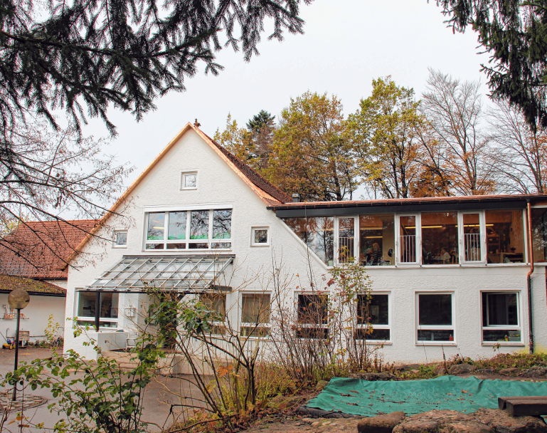 Viel Licht bietet die neue Fensterfront. Viel Licht bietet die neue Fensterfront.
