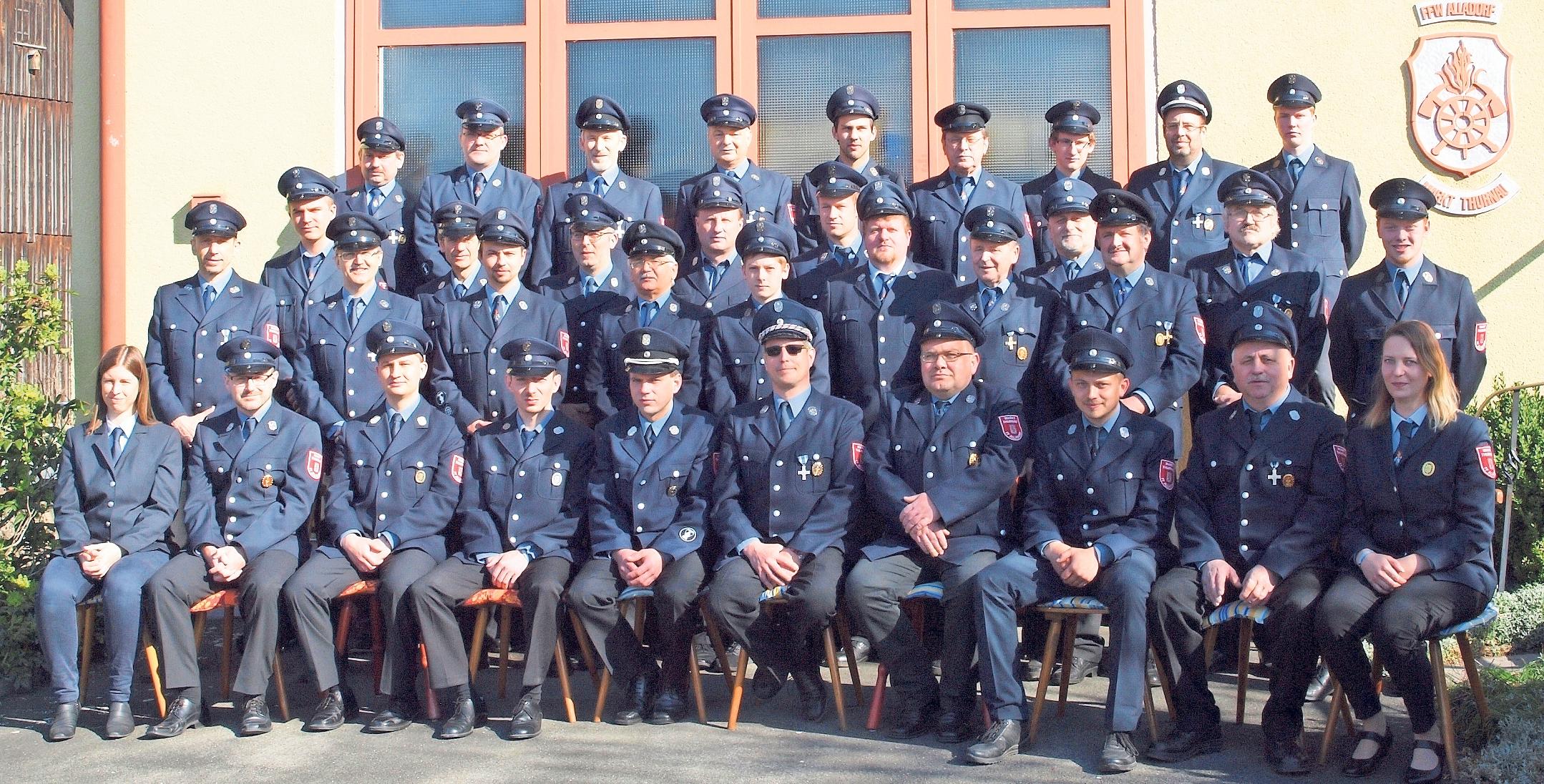Die aktiven Feuerwehrfrauen und Feuerwehrmänner der FFW Alladorf im Jubiläumsjahr. Fotos: Werner Reißaus Die aktiven Feuerwehrfrauen und Feuerwehrmänner der FFW Alladorf im Jubiläumsjahr. Fotos: Werner Reißaus